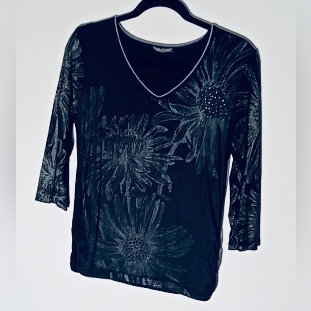 #82 Vanilla Sugar Black sparkly Floral V-Neck Long Sleeve Top medium b